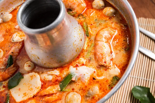 Пряный креветочный суп или том-ям-гун — стоковое фото