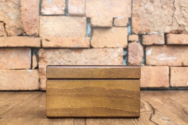 taş duvar ile ahşap kutu