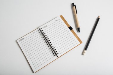 Boş defter kalem ve kurşun kalem ile 