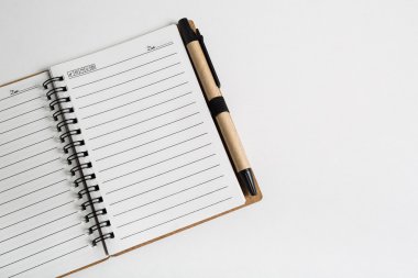 Boş defter kalem ve kurşun kalem ile 