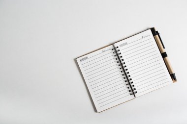 Boş defter kalem ve kurşun kalem ile 