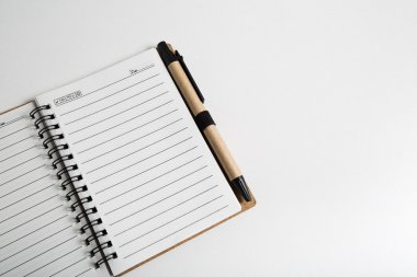 Boş defter kalem ve kurşun kalem ile 