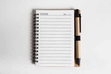 Boş defter kalem ve kurşun kalem ile 