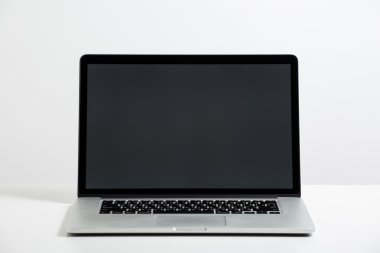 Beyaz arka plan üzerinde labtop