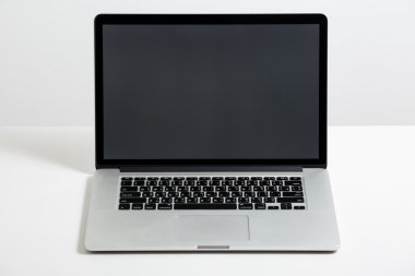 Beyaz arka plan üzerinde labtop