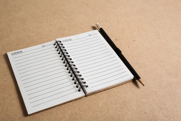 Cuaderno en blanco con lápiz —  Fotos de Stock