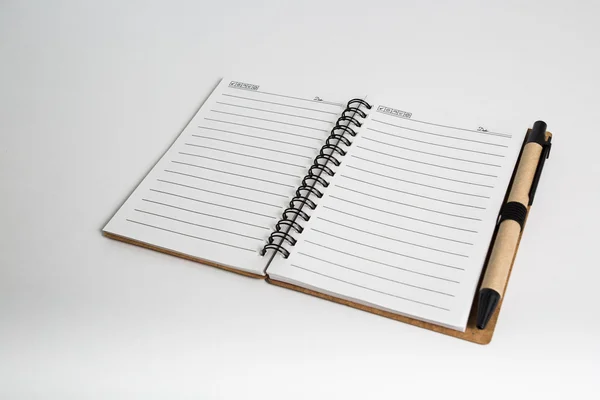 Cuaderno en blanco con pluma y lápiz —  Fotos de Stock