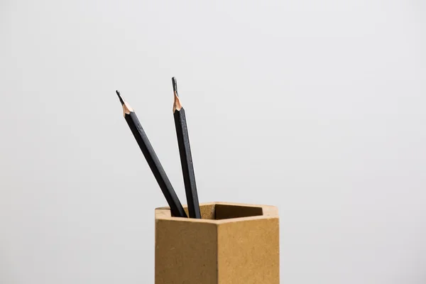 Houten vak buis met potloden — Stockfoto