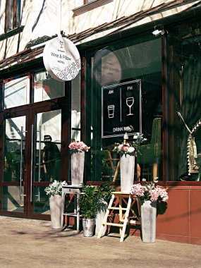 Sıcak bir kahve dükkanı ve bir vazo çiçeğin cephesi