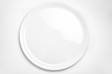  Beyaz arka plan üzerinde izole boş beyaz yuvarlak tabak. Pizza veya salata tabağı boş. 