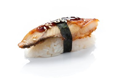 Füme yılan balığı suşi beyaz bir arka plan üzerinde kapat