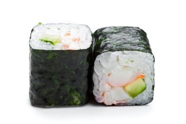 Avokado ve karides beyaz arka plan üzerinde iki suşi maki rulo