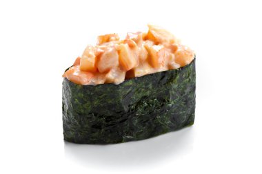 Beyaz bir arka plan üzerinde baharatlı karidesli Sushi gunkan maki