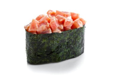 Suşi gunkan maki ile beyaz bir arka plan üzerinde baharatlı ton balığı