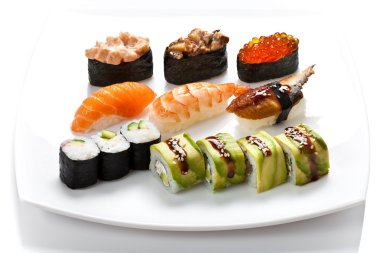 İştah açıcı suşi rulo koymak somon, ton balığı, füme yılan balığı ile üzerine beyaz izole. Duracaksınız suşi