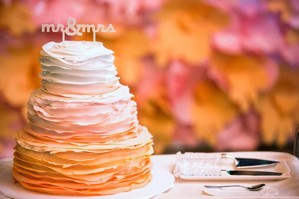 Pastel de boda brillante, con Mr & Mrs en la parte superior de la torta —  Fotos de Stock