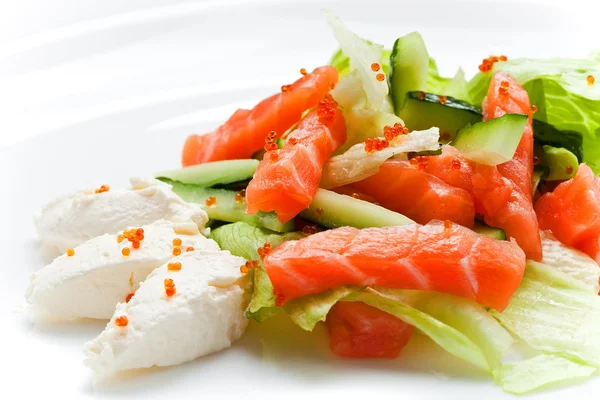 Deliciosa salada de salmão com pepino, mussarela e caviar de perto no fundo branco — Fotografia de Stock