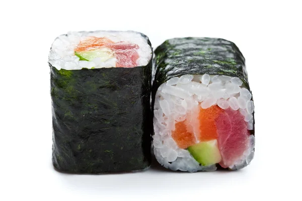 Dos rollos de sushi maki se cierran con atún, salmón y pepino sobre fondo blanco — Foto de Stock