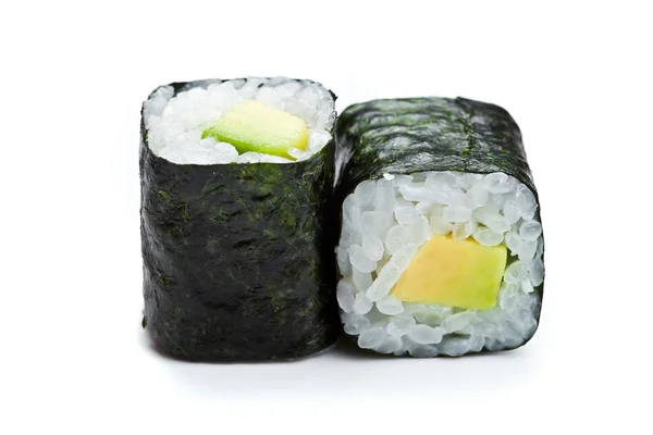 Sushi maki rotola con avocado e nori da vicino isolato su bianco. Sushi vegetariano tiro davanti — Foto Stock