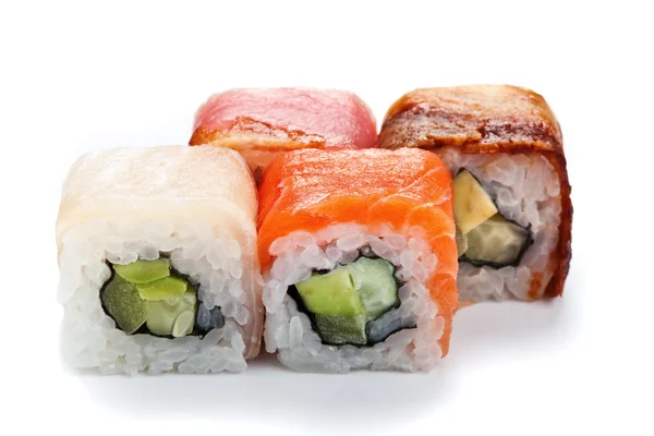 Involtini di sushi appetitosi con salmone, tonno, anguilla e cernia da vicino isolati su bianco. Sushi di Allsorts — Foto Stock