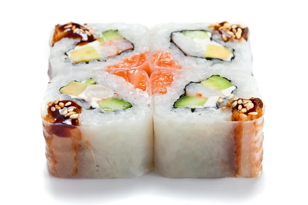 Deliziosi rotoli di sushi giapponesi con gamberetti e anguilla affumicata isolati su bianco . — Foto Stock