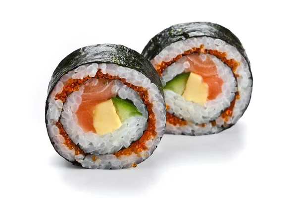 Deliciosos rolos de sushi japonês com salmão e caviar vermelho isolado em branco. Rolos de futomaki — Fotografia de Stock