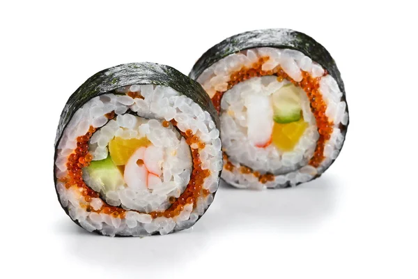 Deliciosos rollos de sushi japonés con camarones y caviar rojo aislados en blanco. Rollos Futomaki — Foto de Stock