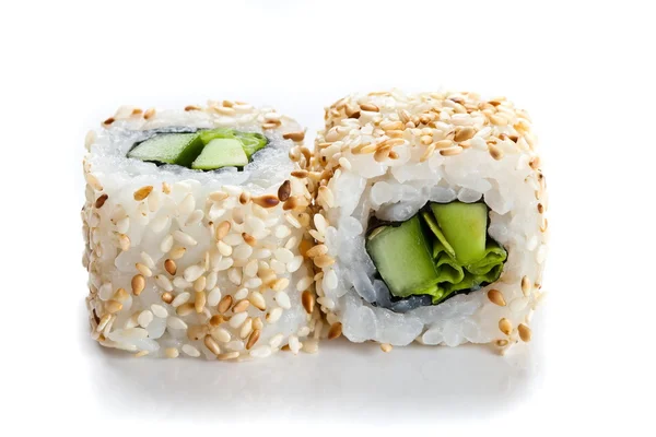 Rotoli di sushi con cetriolo e insalata verde e sesamo da vicino isolati su bianco. Rotolo di sushi vegetariano — Foto Stock