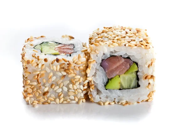 Rotoli di sushi con salmone, avocado, cetriolo e sesamo da vicino isolati su bianco — Foto Stock