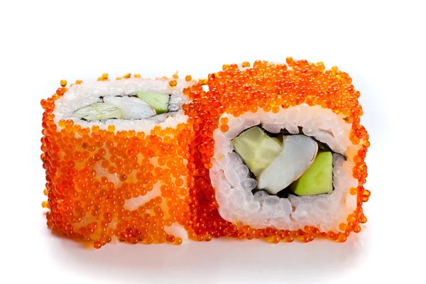 California Sushi rotoli con gamberetti, avocado e caviale rosso da vicino su sfondo bianco — Foto Stock