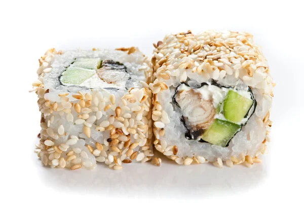 Rotoli di sushi con anguilla affumicata e sesamo da vicino isolato su bianco — Foto Stock