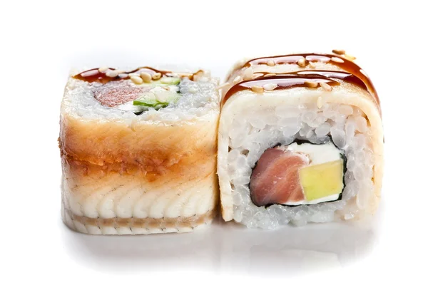 Rolos de sushi com enguia defumada e salmão fechar isolado em branco — Fotografia de Stock