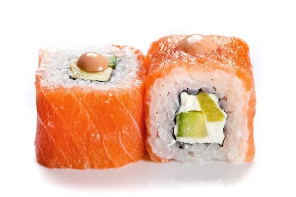 Os rolos de sushi com o salmão fecham isolado no branco. Dois rolos de filadélfia shushi — Fotografia de Stock