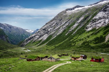 Norveç tipik çim çatı ülkede İskandinav panorama evde. Norveç doğa vadide bir İskandinav Dağları