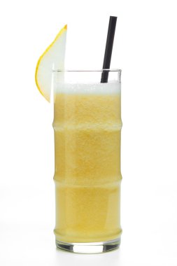 Beyaz izole armut ile parlak sulu meyve kokteyli