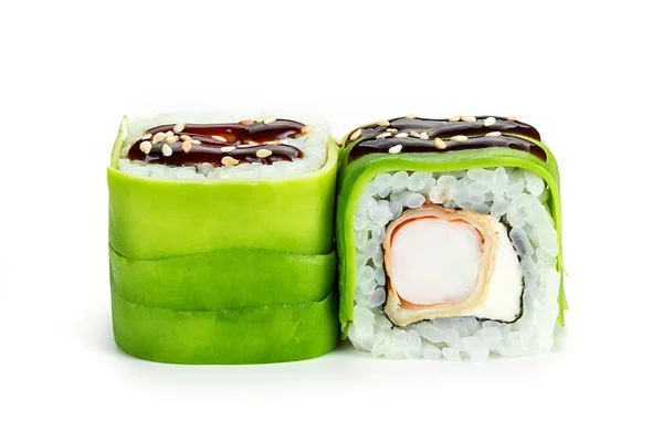 Rotolo di sushi con gamberi e avocado isolati — Foto Stock