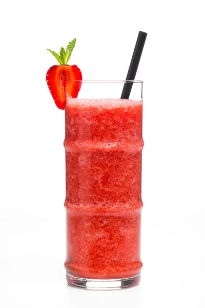 Heldere sappig fruit cocktail met aardbei geïsoleerd op wit Rechtenvrije Stockafbeeldingen