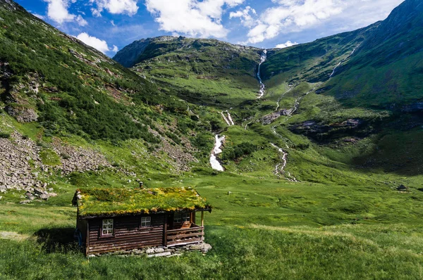 Norvég tipikus fű tető Tájház skandináv panoráma — Stock Fotó