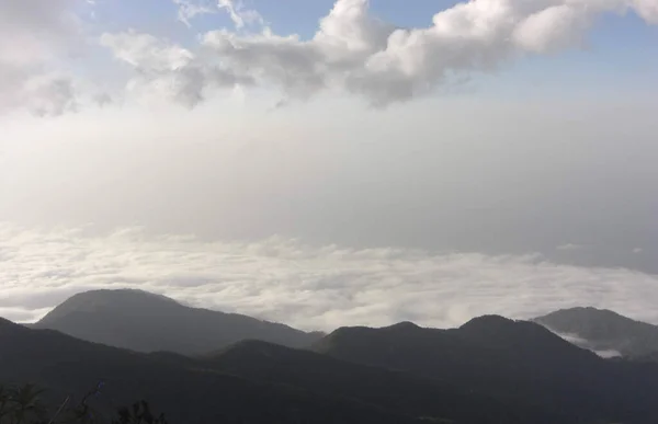 Dağdan manzara, bulutlarla dolu bir günde