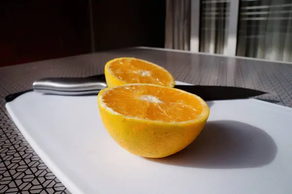 Beyaz kesme tahtasında turuncu kesim