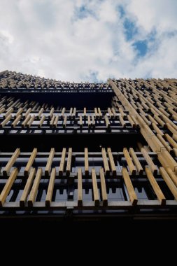 Medellin şehrinin merkezinde inanılmaz bir mimari. Aşağıdan arkaplanda gökyüzü ile görüntüle