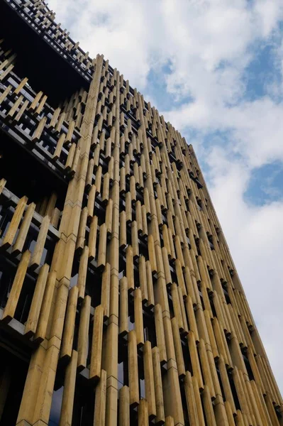 Medellin şehrinin merkezinde inanılmaz bir mimari. Aşağıdan arkaplanda gökyüzü ile görüntüle