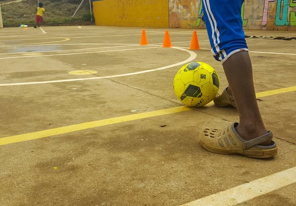 MEDELLİN, COLOMBIA - 21 Kasım 2019: Kolombiya 'nın fakir bir mahallesinden futbol oynayan bir çocuğun ayakları