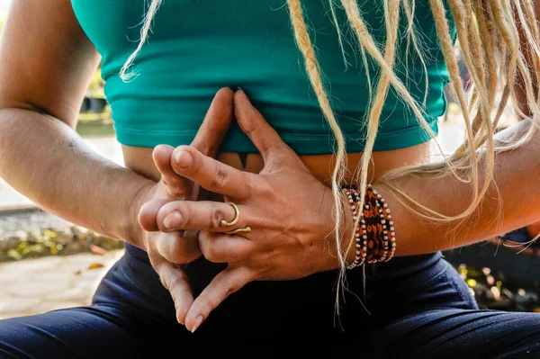 Meditasyon poziyonunda rastalı elleri olan beyaz kadın elleri.