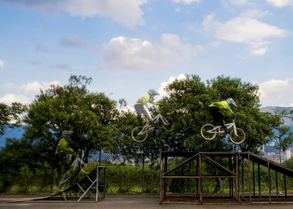 Έφηβος Κάνει Μεγάλο Άλμα Ποδήλατο Bmx Μετάβαση Ράμπα — Φωτογραφία Αρχείου