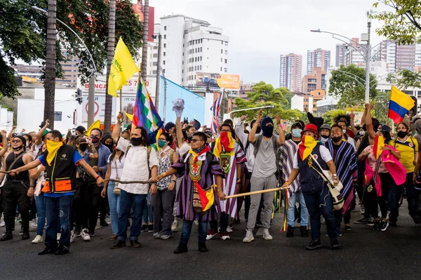 MEDELLN, COLOMBIA - 28 Nisan 2021: Gençler diğer protestoculara su püskürtürken zırhlı bir polis aracını çiziyorlar