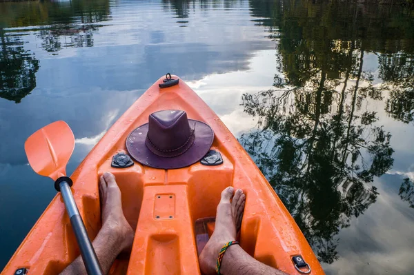 Мужские Ноги Отдыхают Каяке Спокойном Озере Весло Шляпа Каяке — стоковое фото