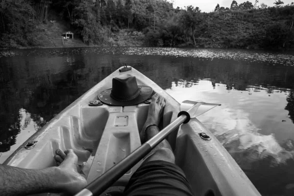 Мужские Ноги Отдыхают Каяке Спокойном Озере Весло Шляпа Каяке — стоковое фото