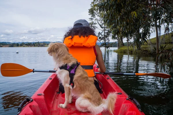 Young Woman Her Dog Red Kayak She Wearing Life Saver — Stock Photo, Image