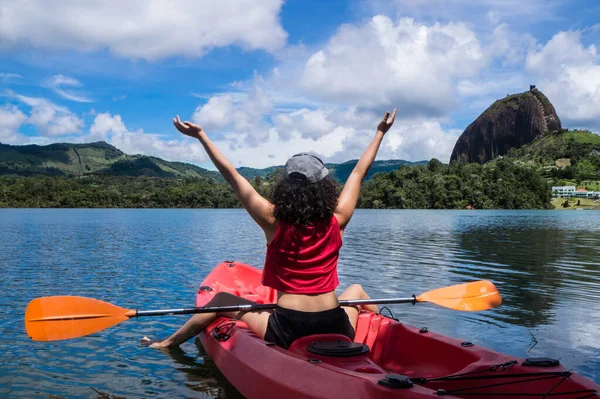 Mujer Joven Kayak Rojo Con Los Brazos Abiertos Ella Feliz — Foto de Stock